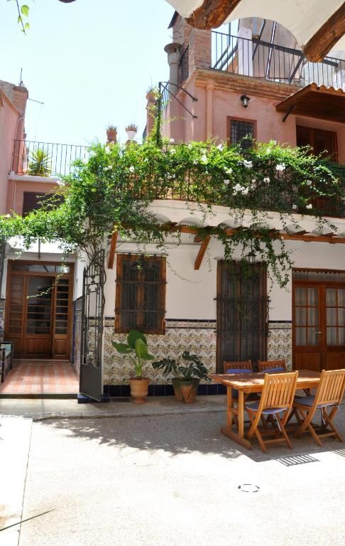 Inner courtyard with climbing plants and outdoor dining table
